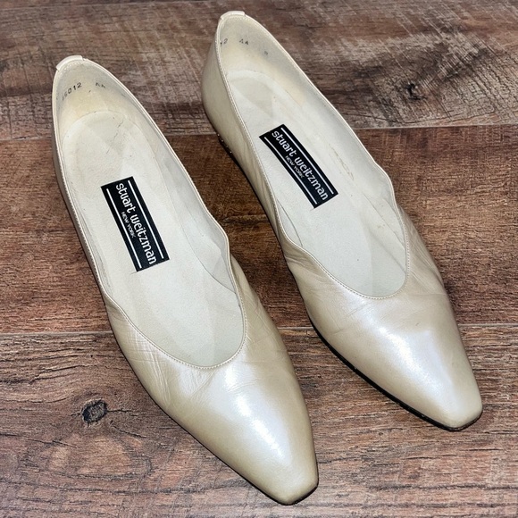 Vintage 80’s Pearlized Stuart Weitzman 1.5” Gold Studded Heels in Ivory - Picture 6 of 16
